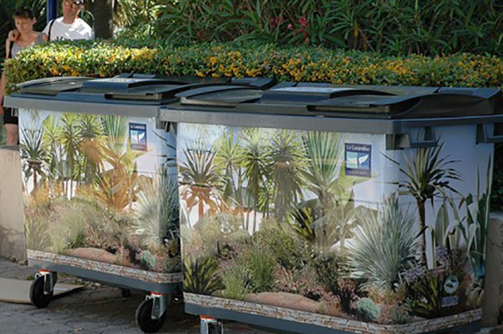 Le conteneur se fond dans la v&eacute;g&eacute;tation.